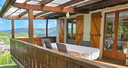 Le Chalet Sous les Sapins, superbe vue, calme avec piscine et sauna