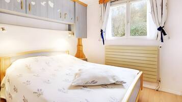 2 bedrooms, iron/ironing board, travel crib, free WiFi