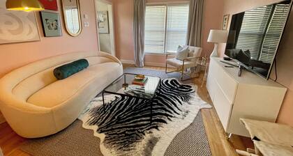 The Dreamhouse: Charming 2-story, 1-bedroom house in tranquil Sherman