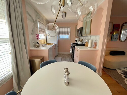 The Dreamhouse: Charming 2-story, 1-bedroom house in tranquil Sherman
