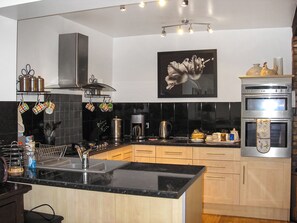 Dishwasher, highchair - 4 bedroom accommodation in Helmsley (Helmsley)