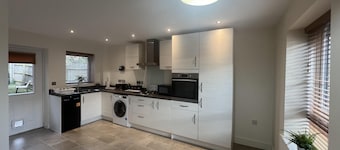 Near City - 3BR - 2 Bath - Sleeps 9 - Parking