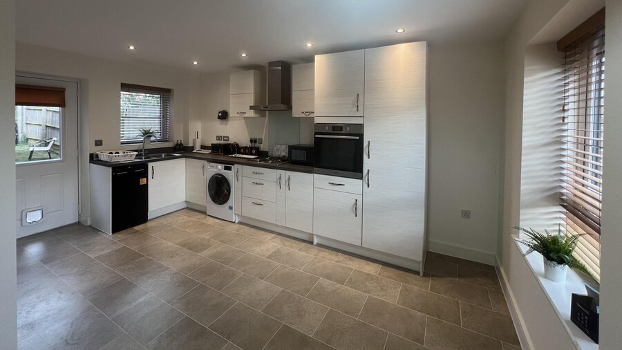 Near City - 3BR - 2 Bath - Sleeps 9 - Parking