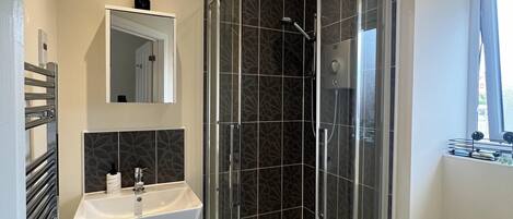 Casa | Baño | Tina con regadera, tina profunda, amenidades de baño gratuitas