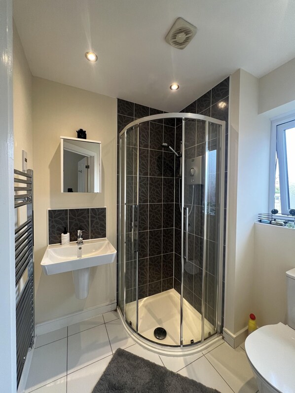 House | Bathroom | Combined shower/tub, deep soaking tub, free toiletries, hair dryer