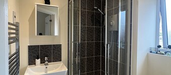 Cozy Retreat Sleeps 9 With Garden