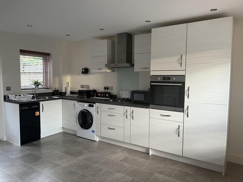 Near City - 3BR - 2 Bath - Sleeps 9 - Parking