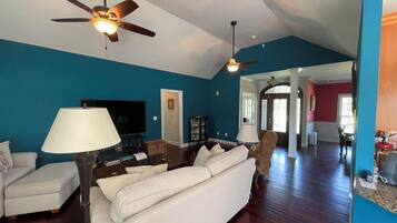 Smart TV, chimenea, oficina y monitor de computadora