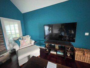 TV connectée, cheminée, espaces bureaux, écrans d'ordinateur