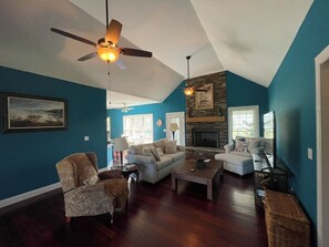 スマートテレビ、暖炉、書斎 / ワークスペース、PC モニター