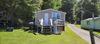 Cozy 2 bedroom Seasonal Cottage located on Chippewa Bay, on St. Lawrence River