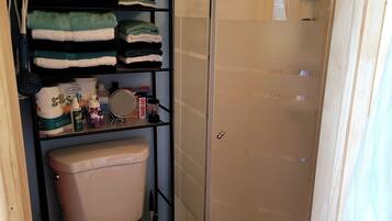 Regadera, secadora de cabello, toallas, jabón