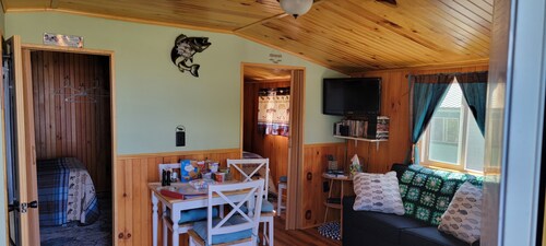 Cozy 2 bedroom Seasonal Cottage located on Chippewa Bay, on St. Lawrence River