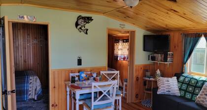 Cozy 2 bedroom Seasonal Cottage located on Chippewa Bay, on St. Lawrence River
