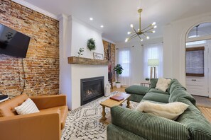 Smart TV, fireplace - Cityside on North Prince, in Historic Downtown Lancaster (Lancaster)