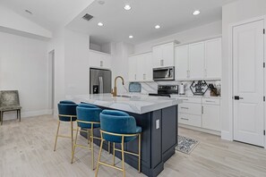 Fridge, microwave, oven, stovetop - New 2 Bedroom + Den, 2 Bath Home w/2 Car Garage 10 Min from Downtown Naples (Naples)