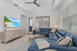 Smart TV, printers - New 2 Bedroom + Den, 2 Bath Home w/2 Car Garage 10 Min from Downtown Naples (Naples)