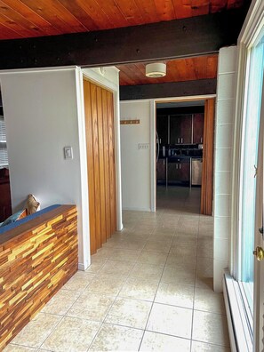 Interior - Mid-Century Prairie House by SU W/espresso/coffee bar, workspace & fast Wi-Fi (Syracuse)