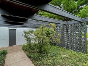 Property grounds - Mid-Century Prairie House by SU W/espresso/coffee bar, workspace & fast Wi-Fi (Syracuse)