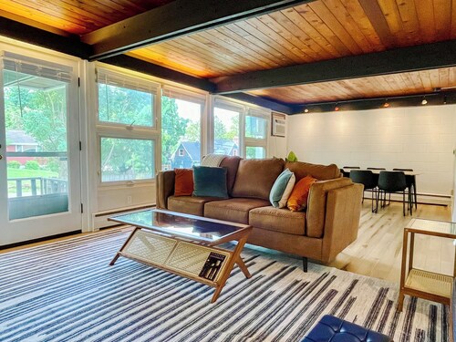 Mid-Century Prairie House by SU W/espresso/coffee bar, workspace & fast Wi-Fi