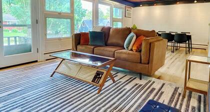 Mid-Century Prairie House by SU W/espresso/coffee bar, workspace & fast Wi-Fi