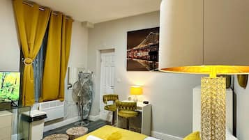 1 dormitori, planxa i posts de planxar i wifi