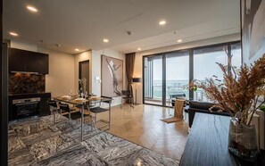 Presidential-Suite, 3 Schlafzimmer, Verbindungszimmer, Kanalblick | Essbereich im Zimmer