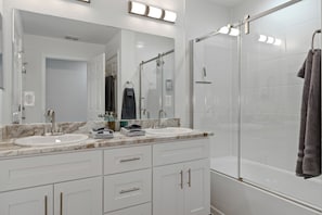 Shower, hair dryer, towels, soap - New, August 2024! Beautiful porch, view of Marina (Homosassa)