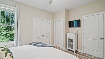 3 bedrooms, desk, iron/ironing board, travel cot