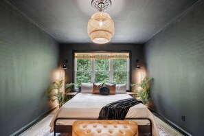 3 soverom, skrivebord, strykejern/-brett og reiseseng for barn