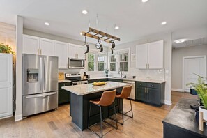 Kjøleskap, mikrobølgeovn, ovn og kokeplater