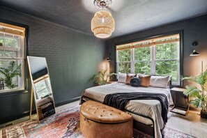 3 soverom, skrivebord, strykejern/-brett og reiseseng for barn