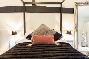 4 bedrooms, iron/ironing board, Internet, bed sheets - Nr Windsor- Unique Cottage Stay for upto 14 guests (Dorney)
