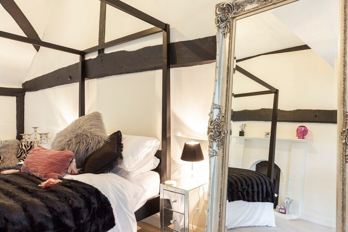 4 habitaciones, tabla de planchar con plancha y acceso a internet 