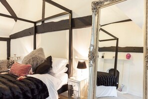 4 bedrooms, iron/ironing board, Internet, bed sheets