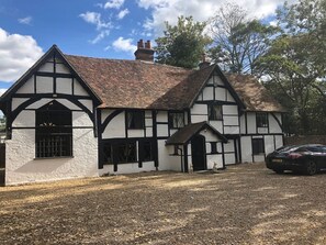 Exterior - Nr Windsor- Unique Cottage Stay for upto 14 guests (Dorney)