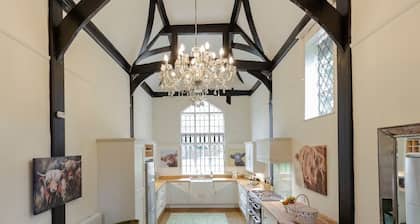 Nr Windsor- Unique Cottage Stay for upto 14 guests