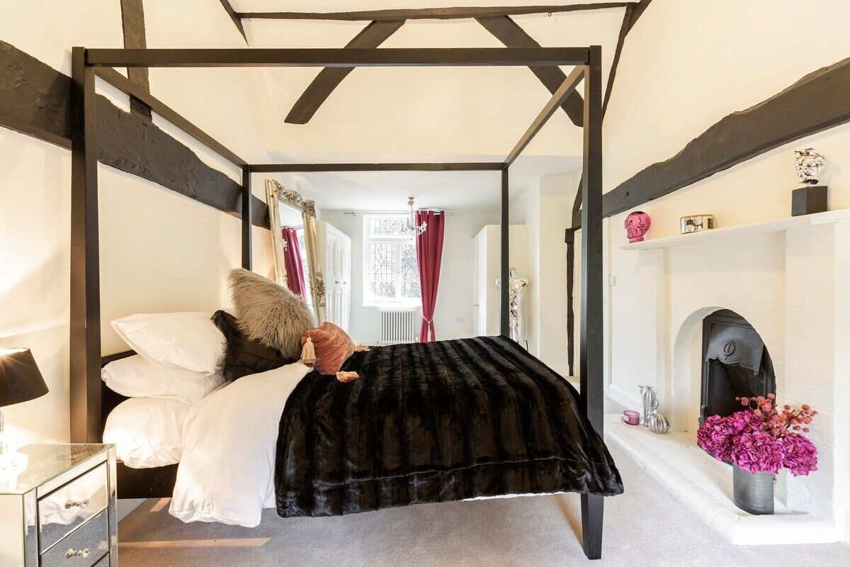 4 bedrooms, iron/ironing board, Internet, bed sheets