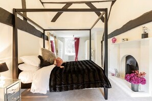 4 bedrooms, iron/ironing board, Internet, bed sheets