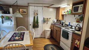 Cafetera y tetera, refrigerador, microondas y horno 