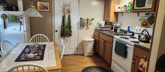 Charming 2-bedroom cottage near Bedford, screened  porch deck & private setting 