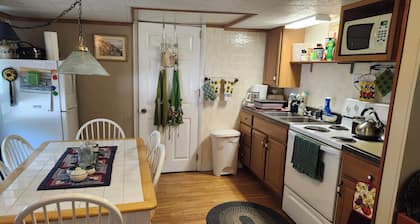 Charming 2-bedroom cottage near Bedford, screened porch deck & private setting