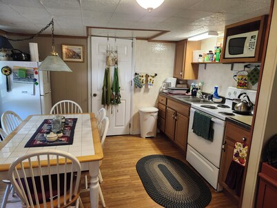 Charming 2-bedroom cottage near Bedford, screened  porch deck & private setting 