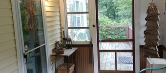 Charming 2-bedroom cottage near Bedford, screened  porch deck & private setting 