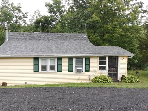 Charming 2-bedroom cottage near Bedford, screened  porch deck & private setting 