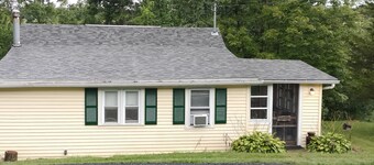 Charming 2-bedroom cottage near Bedford, screened  porch deck & private setting 