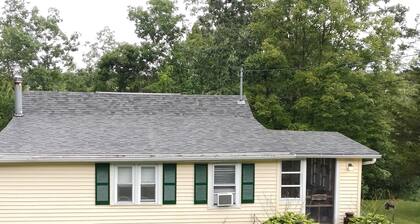 Charming 2-bedroom cottage near Bedford, screened porch deck & private setting
