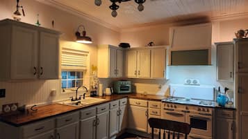 Réfrigérateur, micro-ondes, plaque de cuisson, cafetière/bouilloire