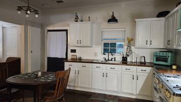 Réfrigérateur, micro-ondes, plaque de cuisson, cafetière/bouilloire