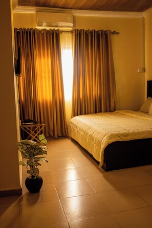Room - nola's lounge (Lagos)